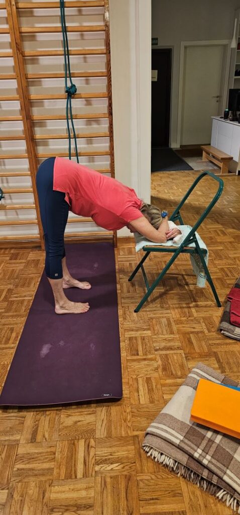 Uttanasana z krzesłem